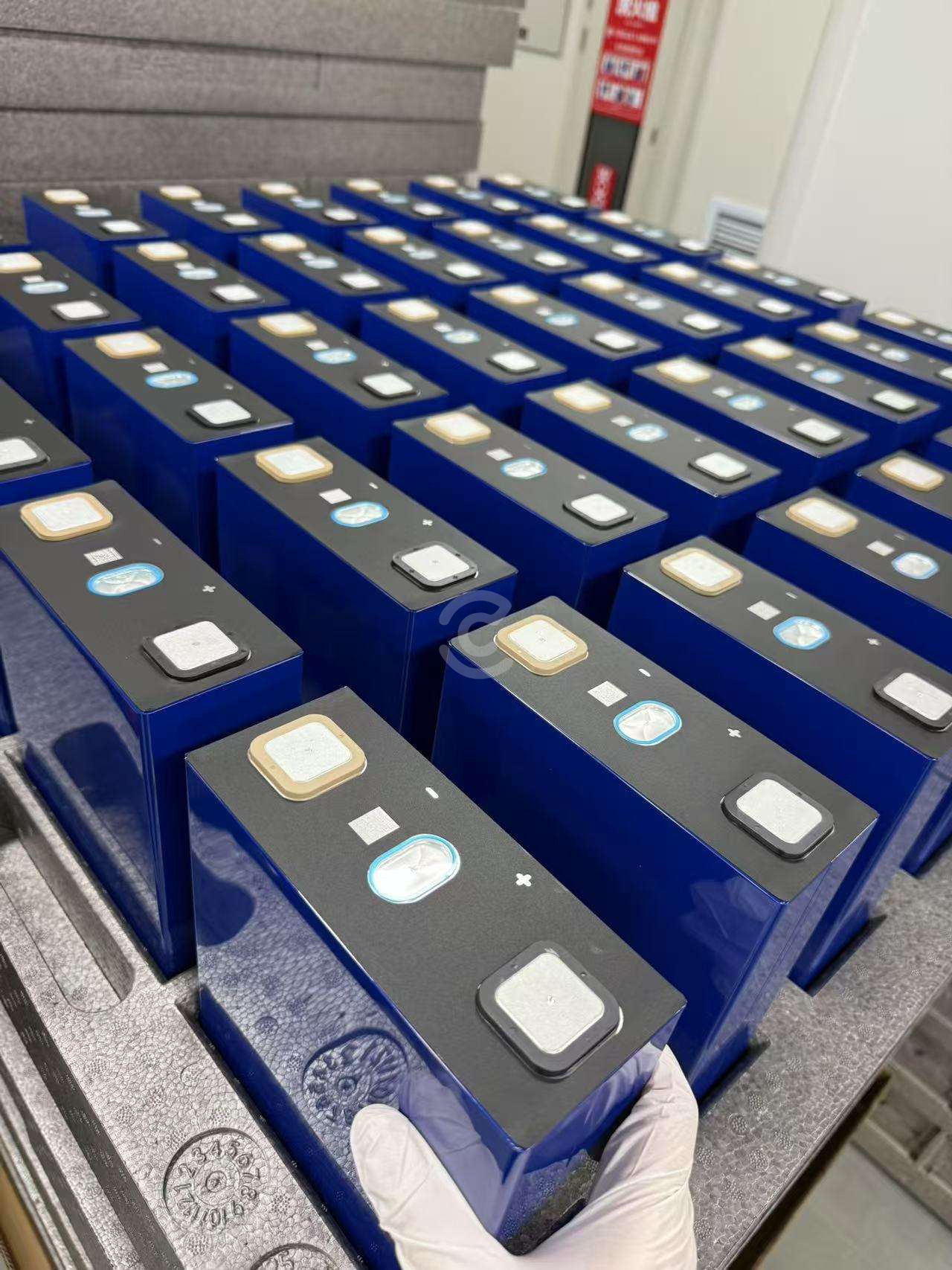 Portable51.2V 314Ah Lithium Battery Bank Cost-Effective Home Energy Storage System Hybrid Grid Solar Integration Pure